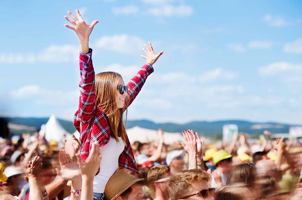 Une jeune femme participe à un festival de musique