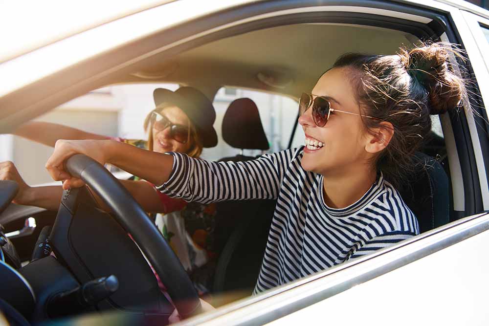 Deux jeunes femmes dans une voiture