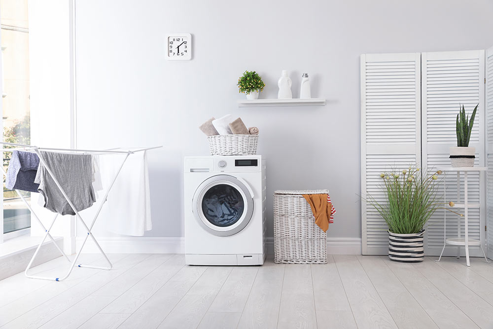 Intérieur de la buanderie avec machine à laver près du mur