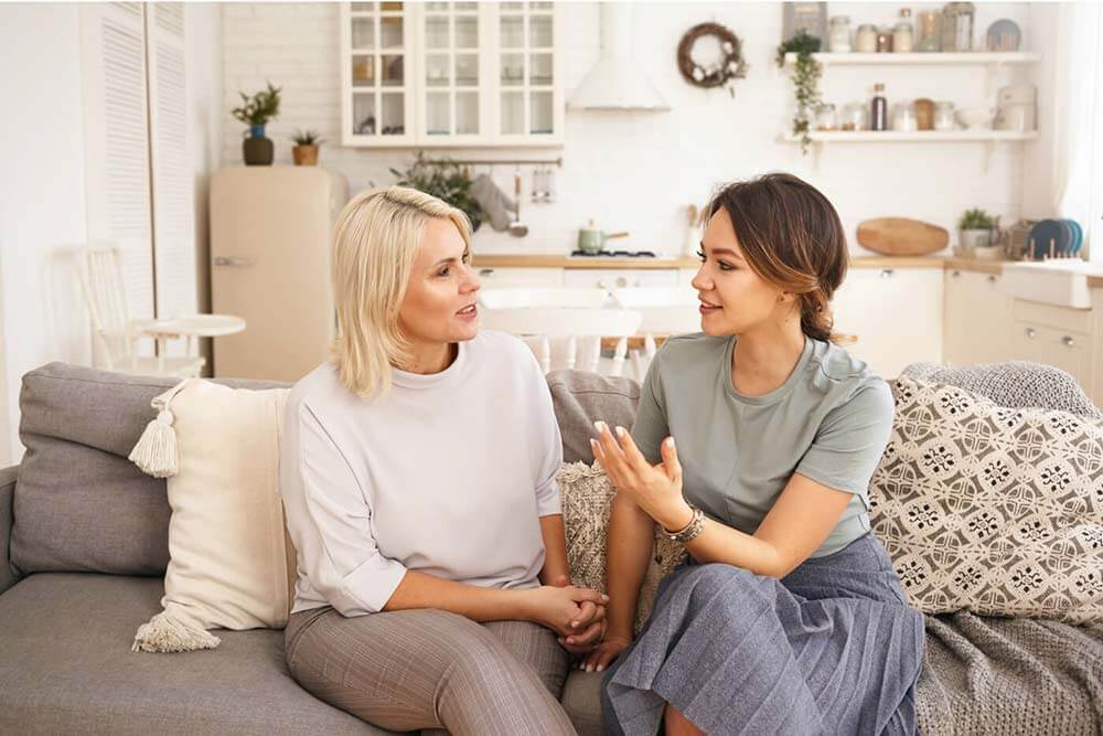 Deux femmes qui discutent