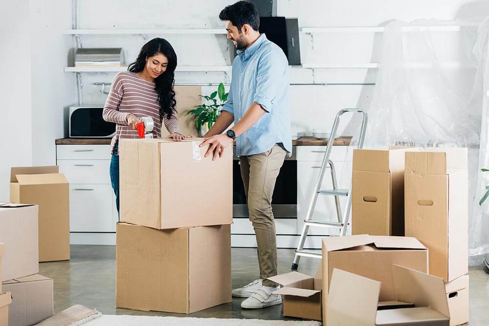 Couple qui emballe ses biens pour un déménagement