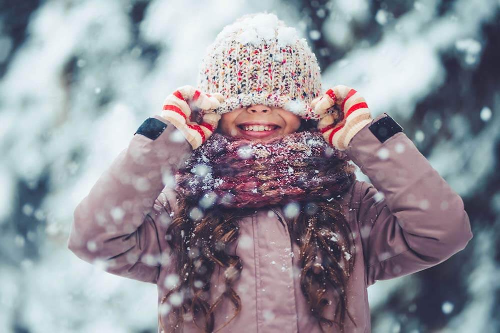 Petite fille dehors en hiver