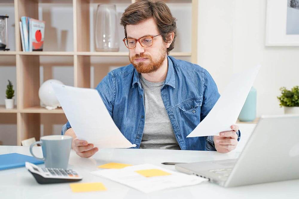 Un homme qui regarde les factures à payer