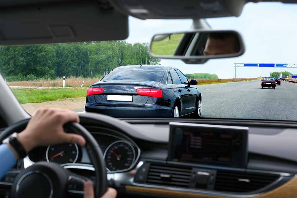 Un homme conduit une voiture sur l’autoroute