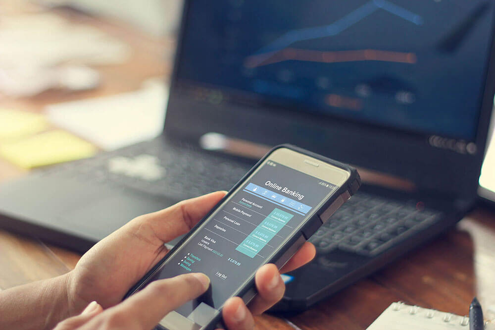 Personne utilisant des services bancaires en ligne