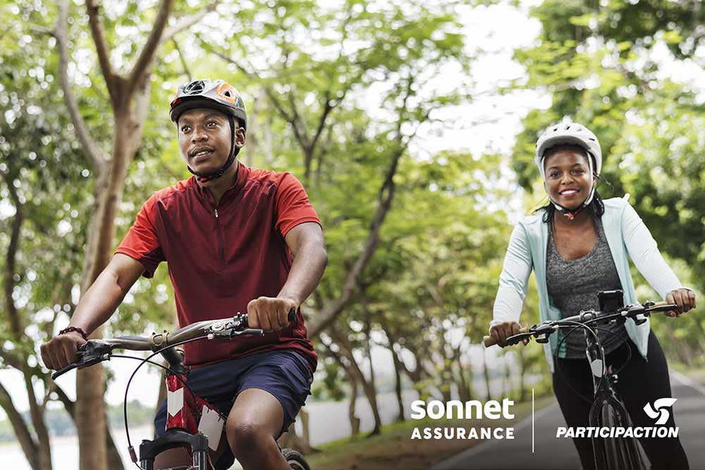 Couple de cyclistes dans un parc
