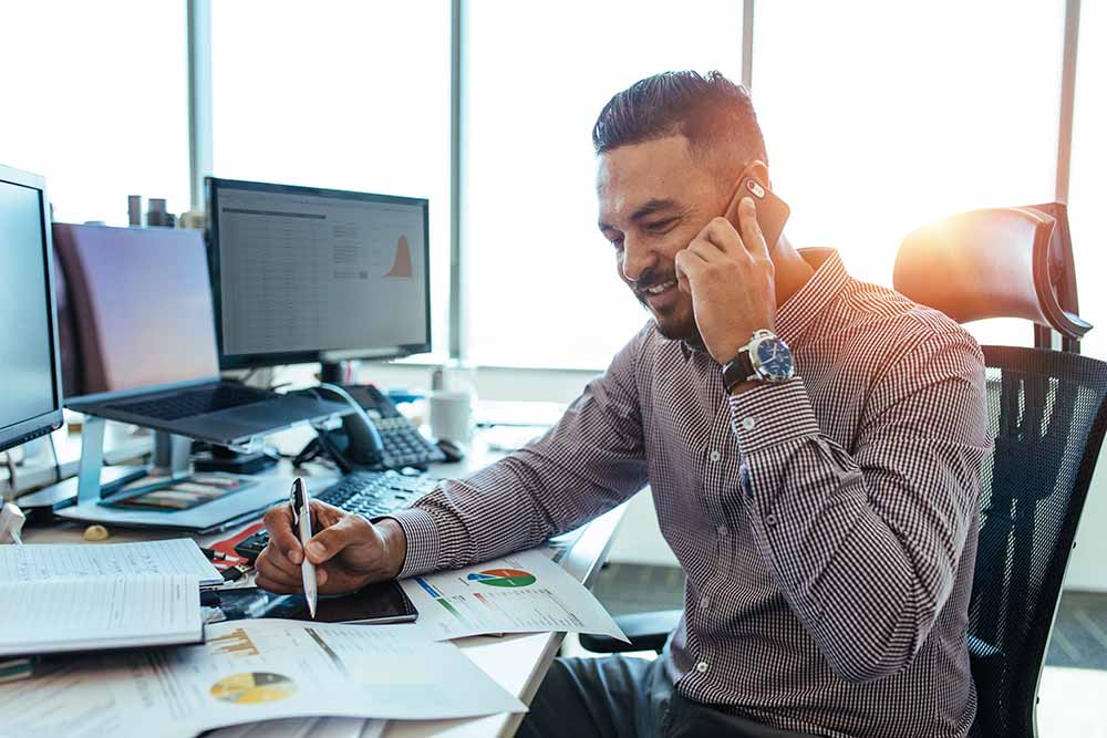 Comptable travaillant à son bureau