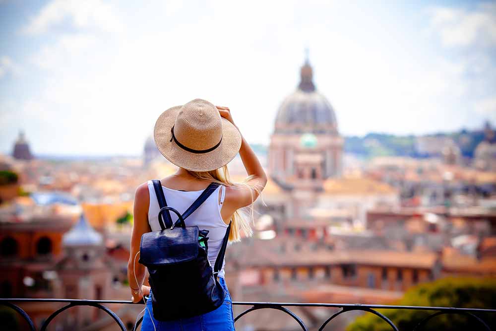 Jeune touriste à Rome