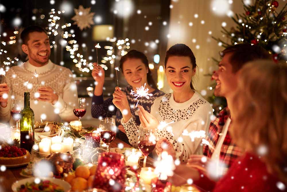 Des personnes sont rassemblées lors d’une réception des fêtes