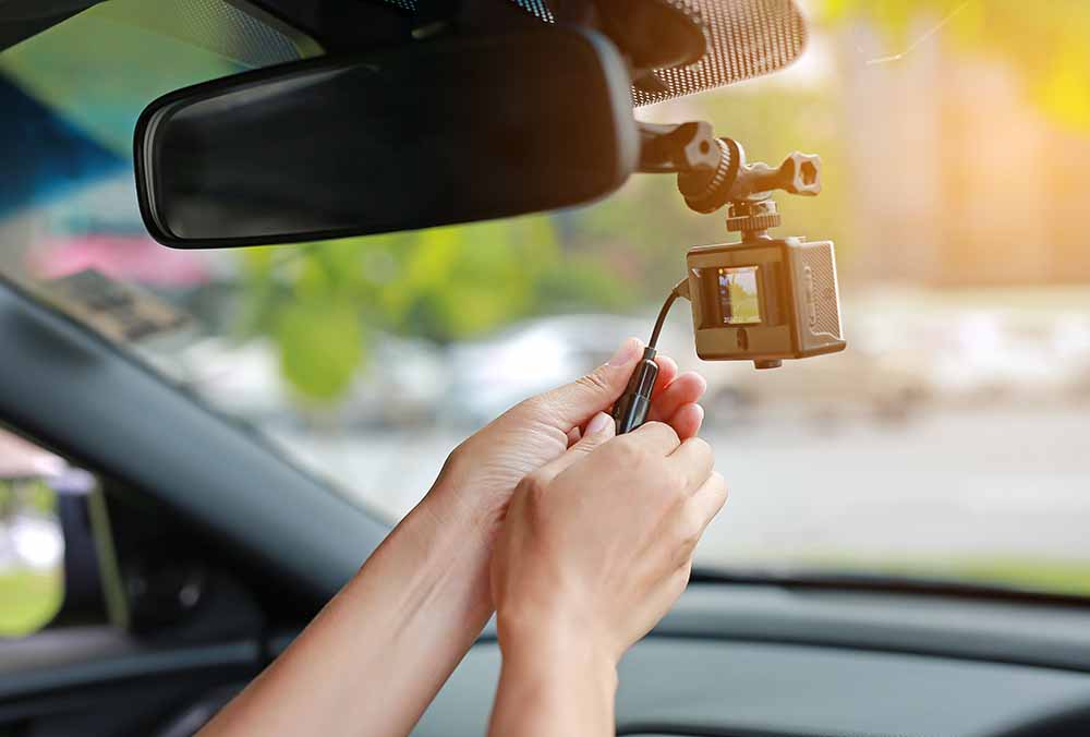 Personne qui installe une caméra-témoin