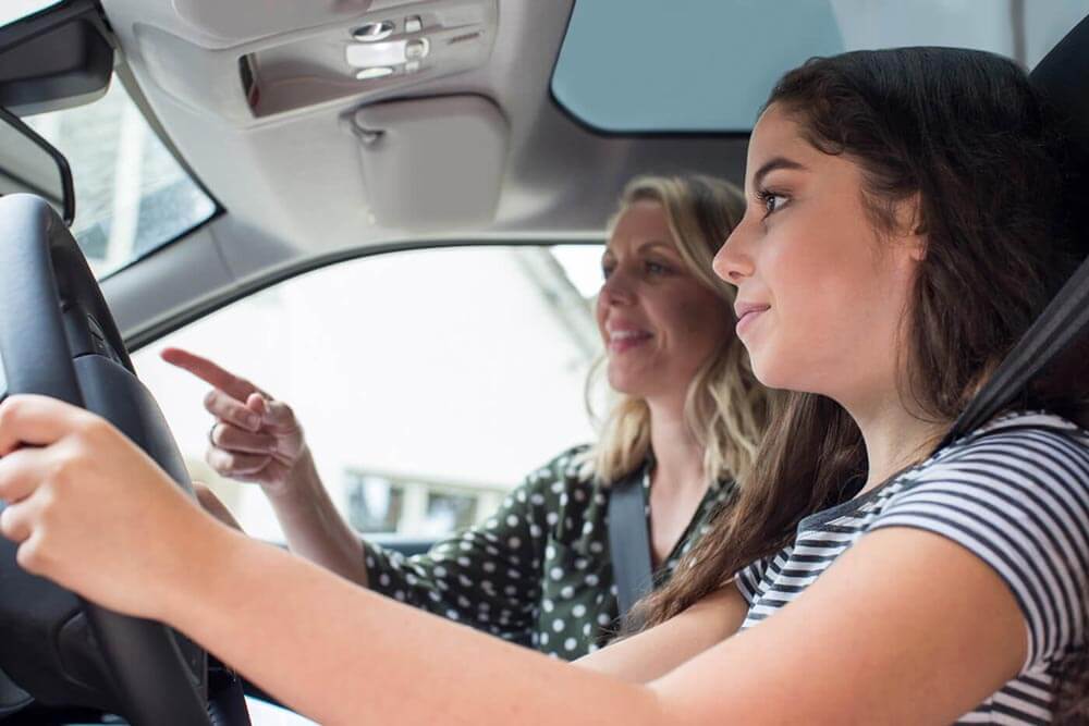 Jeune femme qui conduit