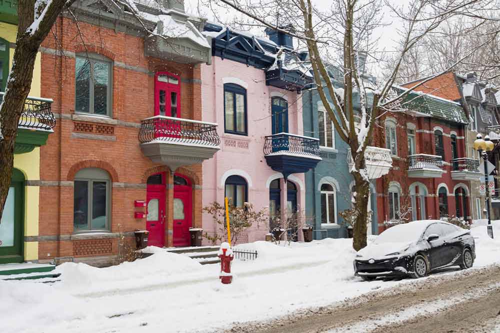 Rangée de maisons enneigées au Québec
