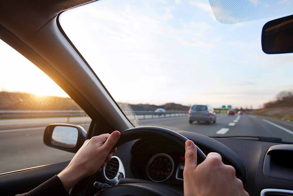 Une personne conduit une voiture sur l’autoroute