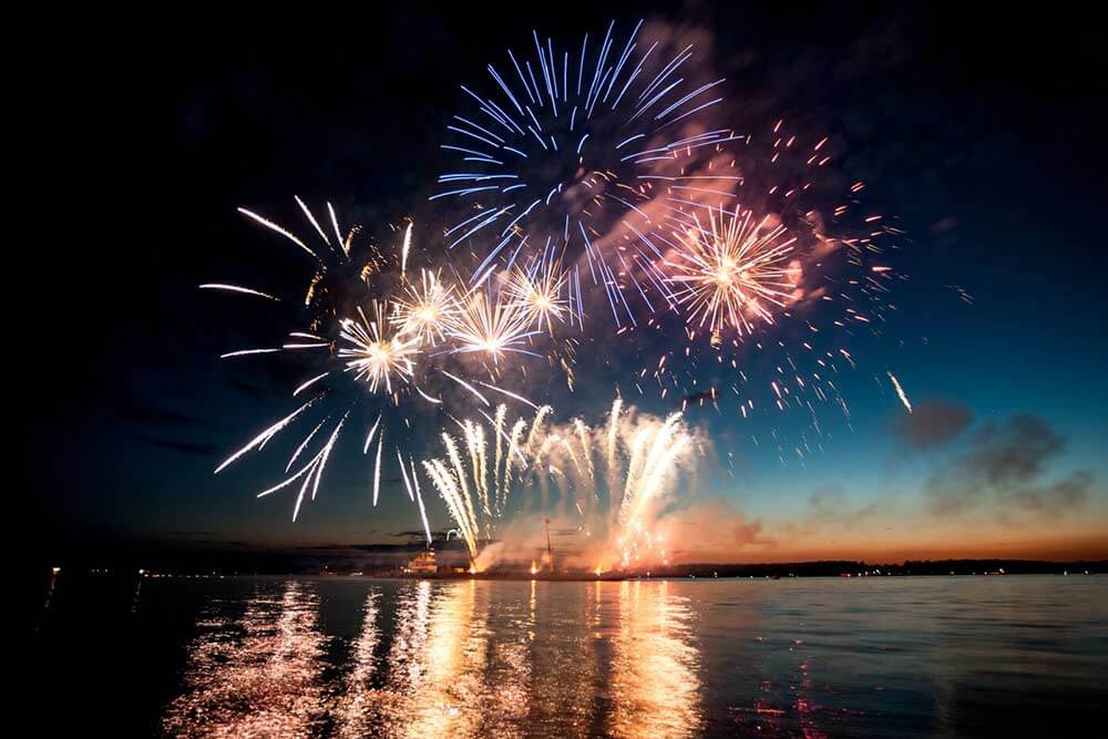 Feux d’artifice sécuritaires sur un lac